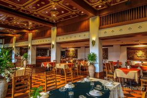 南邦南邦维拉科酒店的一间在房间内配有桌椅的餐厅