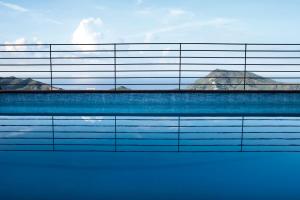 卡萨尔扎利古雷奇卡美亚住宿加早餐旅馆的游泳池周围设有围栏