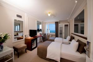 萨姆松北点酒店的酒店客房设有两张床、一张桌子和一台电视。