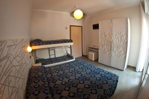 贝拉里亚-伊贾马里纳阿尔巴德奥罗酒店的一间带床和冰箱的小卧室