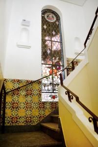 累西腓Pousada Lorde Inglês的一个带马赛克墙和彩色玻璃窗的楼梯