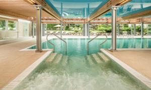 梅拉诺米拉奈洛夫经典酒店的一座室内游泳池,位于一座建筑中