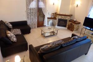 迈阿密普拉特亚Meddays Villa Norli的客厅设有两张沙发和一个壁炉