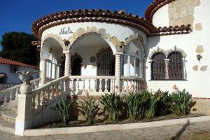 迈阿密普拉特亚Meddays Villa Norli的白色的房子,有楼梯和栅栏