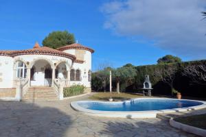 迈阿密普拉特亚Meddays Villa Norli的一座房子前面设有游泳池