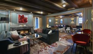 谷雪维尔拉坡格克彻威 - 欧特家系列酒店的带沙发和壁炉的客厅