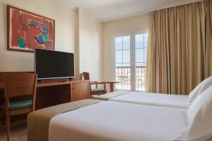 阿雷西费迪亚马酒店的酒店客房设有两张床和电视。