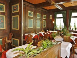 绍纳赫Schwarzwaldgasthof Hotel Schwanen的一间在房间内配有桌椅的餐厅