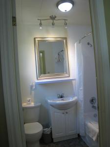 卡穆拉斯卡凯博乐可汽车旅馆 的一间带卫生间、水槽和镜子的浴室