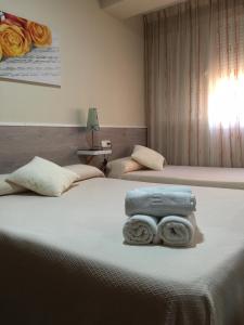 阿尔么丽亚玛丽贝尔旅馆的一间卧室配有两张床,床上配有毛巾