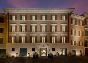 罗马斯坎德培宫公寓的夜间建筑物前部的 ⁇ 染