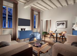 罗马斯坎德培宫公寓的客厅配有沙发和桌子