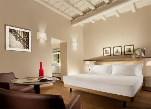 罗马斯坎德培宫公寓的卧室配有1张床、1张桌子和1把椅子