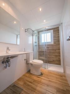 布拉内斯Apartamentos AR Muntanya Mar的一间带卫生间和玻璃淋浴间的浴室