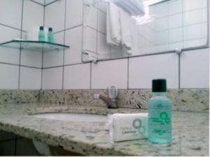 贝洛奥里藏特校园自由公寓酒店的一间带水槽和一瓶肥皂的浴室