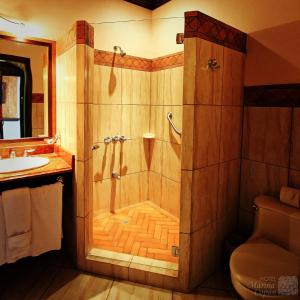 科潘玛雅遗址Hotel Marina Copan的带淋浴和盥洗盆的浴室
