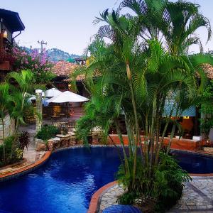 科潘玛雅遗址Hotel Marina Copan的度假村内棕榈树泳池