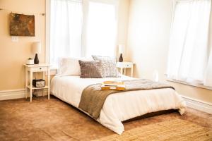 卡纳布Grand Circle Lodge的一间卧室配有一张带白色床单和窗户的床。