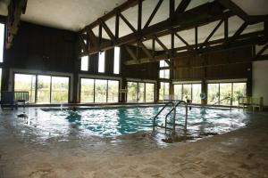 戈德里奇班米勒Spa酒店的一个带玻璃窗的大型室内游泳池