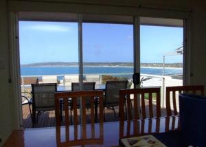Emu Bay鸸鹋湾埃拉诺拉宁谧度假屋的客房设有海景阳台。