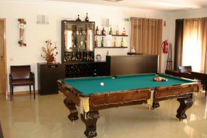 菲盖罗杜什维纽什索拉达芙莱斯乡村酒店的客厅配有台球桌