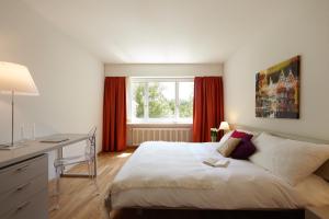 苏黎世CITY STAY - Nordstrasse的一间卧室配有一张床、一张书桌和一个窗户。