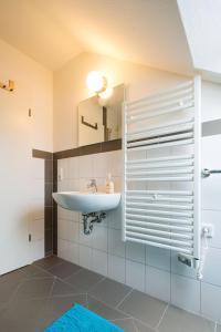 杜塞尔多夫Studiotel Belle Etage的一间带水槽和镜子的浴室