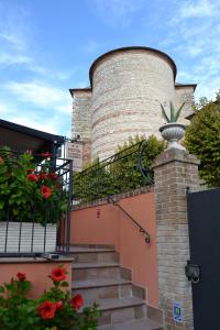 锡罗洛Conero Camere的一座带螺旋楼梯的建筑,设有水塔
