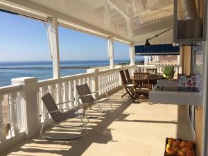 坎佩略Beach House Brotonss的一个带桌椅的海景阳台