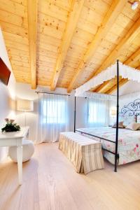 法瓦罗威尼托Agriturismo Ca' Beatrice - Venice Airport的一间卧室设有双层床和木制天花板