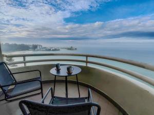 'Newly refurbished' 'Sunny seaview' at Regency with 2 carpark by Shine Stay