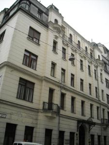 布达佩斯NN公寓的街道上带窗户的大型白色建筑
