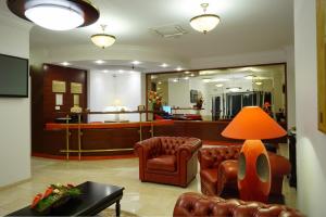 布拉索夫Hotel Citrin - Adults Only的大堂设有皮椅和等候室