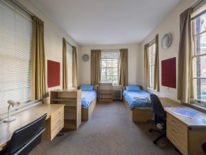 伦敦LSE帕斯菲尔德大厦酒店的宿舍间 - 带两张床和书桌