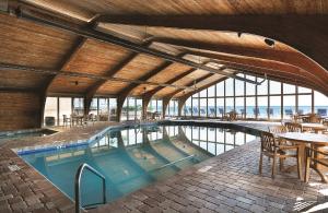默特尔比奇金沙海洋俱乐部度假酒店的大楼内带桌椅的游泳池