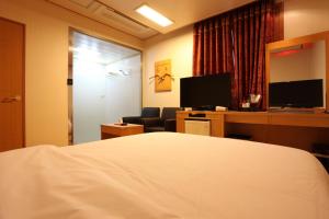 首尔王子酒店的配有一张床和一把椅子的酒店客房