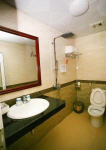 奠边府市宝安酒店的一间带水槽、卫生间和镜子的浴室