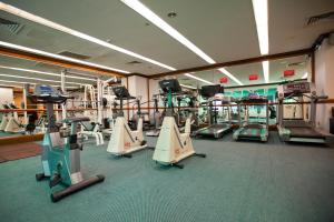 乔治市長榮桂冠酒店（槟城)的健身房设有数台跑步机和健身自行车