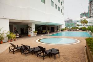 長榮桂冠酒店（槟城)内部或周边的泳池