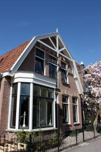 阿姆斯特丹德梅布鲁住宿加早餐旅馆的红砖房子,设有大窗户
