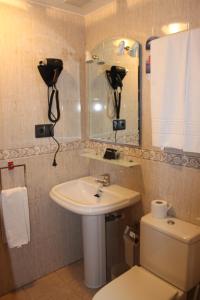 希洪法尔德斯酒店 的一间带水槽、卫生间和镜子的浴室