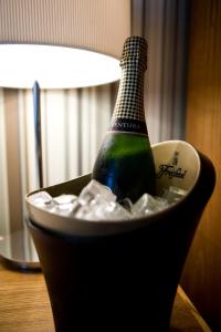 桑伯里桑伯里宾馆的桌上的碗里一瓶香槟