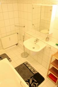 GöllingenFerienwohnung Hoff的白色的浴室设有水槽和镜子