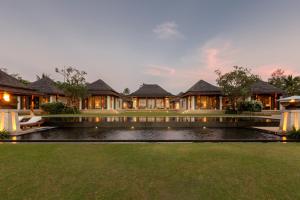 纳泰海滩Villa Sundara - SHA Extra Plus的享有带池塘的别墅外景