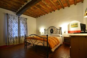 卡斯特利纳-因基安蒂La FIABA的一间卧室配有一张带橙色棉被的床