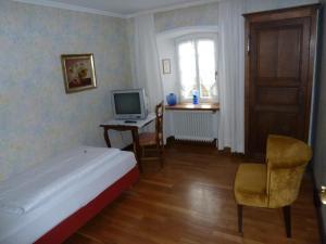 杜德尔多夫爱特步瑞酒店的一间卧室配有一张床和一张带电脑的书桌
