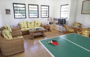 Meads Bay卡里玛尔海滩俱乐部 的客厅配有乒乓球桌和椅子
