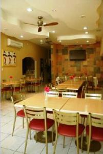图斯潘罗德里格斯卡诺加利福尼亚酒店的用餐室配有木桌和椅子