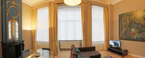 列日列日酒店式公寓的带沙发、桌子和窗户的客厅