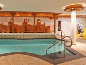 瓦尔奥纳的圣乔凡尼吉瑟霍夫酒店的一座带甲板的酒店游泳池